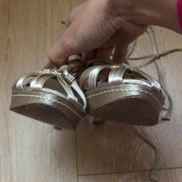 Gorgeous champagne gorgeous satin beaded sandals - Picture 3 of 6